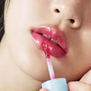 JUICY BERRY PLUMPING LIP OIL 04